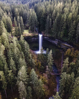 Luftaufnahme von Frenchie Falls, Oregon, Vereinigte Staaten. - AAEF15953