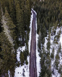 Luftaufnahme einer Straße über die Chemult Spirit Creek Falls im Winter, Oregon, Vereinigte Staaten. - AAEF15955