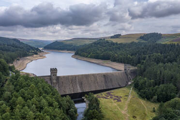 Luftaufnahme des Derwent Dam Reservoir, ein Wahrzeichen aus dem Zweiten Weltkrieg, Hope, England, Vereinigtes Königreich. - AAEF15983