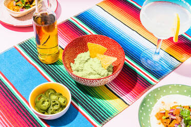 Von oben Flasche Bier und Glas Limonade neben verschiedenen Gerichten der mexikanischen Küche auf dem Tisch platziert - ADSF38856