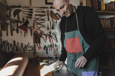 Man cutting textile in atelier - ADSF38929