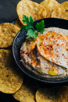 Leckerer Hummus mit Paprika, Olivenöl und etwas Brot zum Dippen - ADSF38946