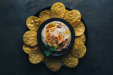 Leckerer Hummus mit Paprika, Olivenöl und etwas Brot zum Dippen - ADSF38947