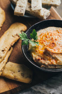 Leckerer Hummus mit Paprika, Olivenöl und etwas Brot zum Dippen - ADSF38949