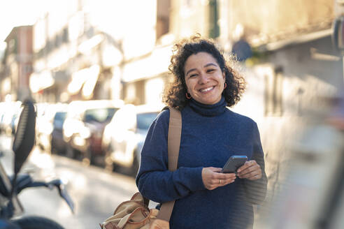 Glückliche Frau mit Tasche und Mobiltelefon - JOSEF13305