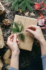 Unbekannte Frau verpackt ein Weihnachtsgeschenk - ADSF39006