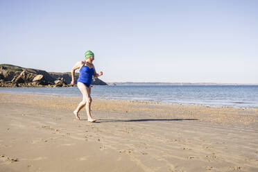 Frau im Badeanzug beim Joggen am Strand - UUF27333