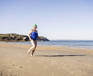 Ältere Frau genießt am Strand - UUF27334