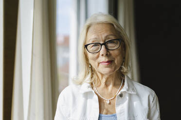Lächelnde ältere Frau mit Brille zu Hause - SEAF01244