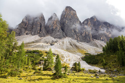 Blick auf majestätische, neblige Berge, Dolomiten, Italien - NDF01520