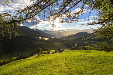 Landschaftliche Aussicht auf Berge und Wiesen an einem sonnigen Tag, Dolomiten, Italien - NDF01522