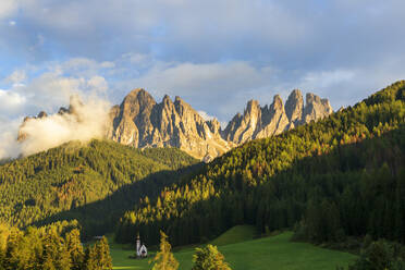 Blick auf die Berge bei bewölktem Himmel, Dolomiten, Italien - NDF01523