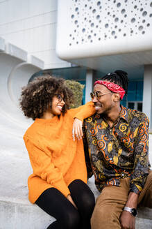 Stilvolles, ethnisch verliebtes afroamerikanisches Paar, das sich im Stadtpark gegenseitig anschaut - ADSF39031
