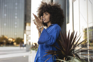 Afro-Frau sendet Sprachnachricht über Mobiltelefon - JCCMF07371