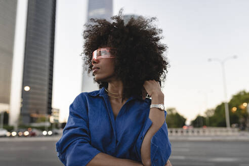 Afro-Frau mit intelligenter Brille - JCCMF07425