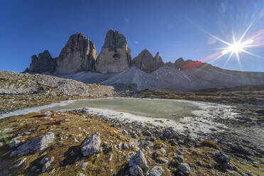 Italien, Venetien, Blick auf die Gipfel der Drei Zinnen an einem sonnigen Herbsttag - LOMF01363