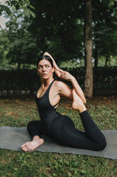 Yoga-Lehrer beim Üben im Park - MRRF02472