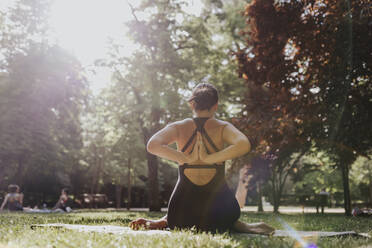 Fitness-Instruktor übt Stretching Yoga im Park - MRRF02479