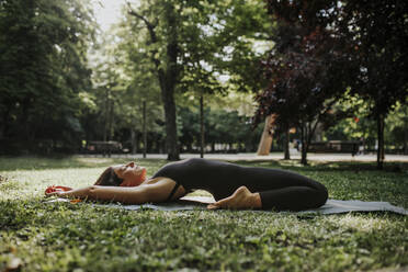Fitness-Lehrer macht Yoga im Park - MRRF02489