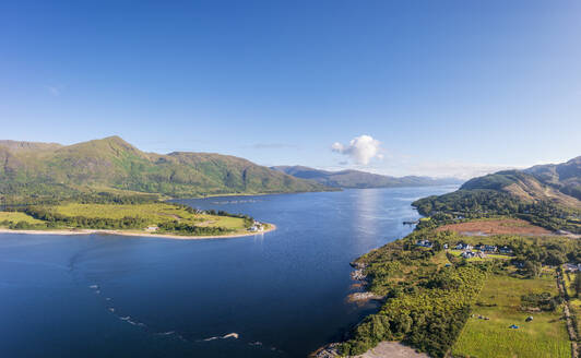 Luftaufnahme des Loch Linnhe-Tals und der Cooran Ferry, Schottland - SMAF02232