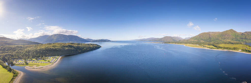 Blick auf Loch Linnhe unter blauem Himmel, Schottland - SMAF02233