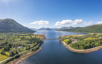 Luftaufnahme der Ballachulish-Brücke über das Meer am Loch Leven, Schottland - SMAF02234