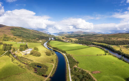 Luftaufnahme des Great Glen Way am Caledonian Canal, Schottland - SMAF02243