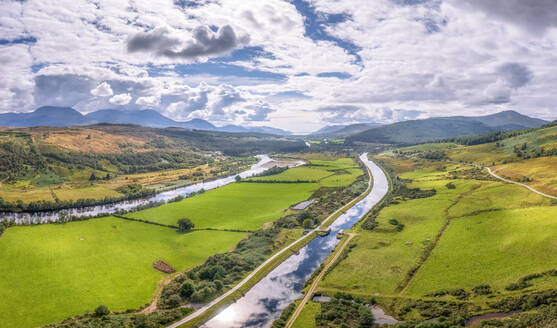 Luftaufnahme des Great Glen Way am Caledonian Canaland und dem Fluss Lochy, Schottland - SMAF02244