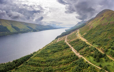 Landschaftlicher Blick auf den Great Glen Way und den Fluss Lochy, Schottland - SMAF02249