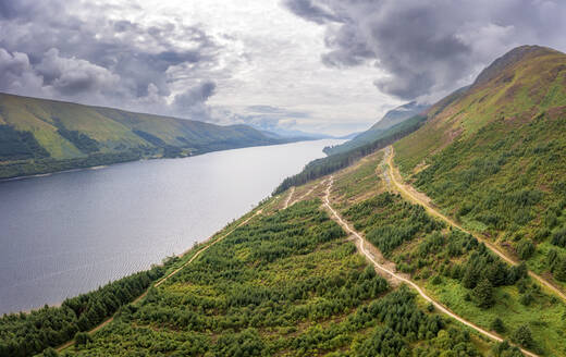 Landschaftlicher Blick auf den Great Glen Way und den Fluss Lochy, Schottland - SMAF02249