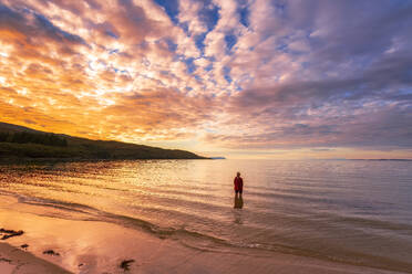 Frau steht am Strand von Singing Sands im Wasser - SMAF02250
