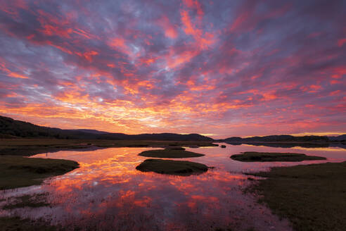 Blick auf die Bucht von Kentra bei bewölktem Himmel und Sonnenuntergang, Schottland - SMAF02253