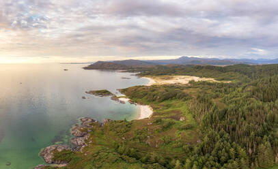 Luftaufnahme von Singing Sands und Cul na Croise Strand bei Sonnenuntergang, Schottland - SMAF02257