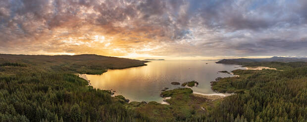 Luftaufnahme von Singing Sands und Cul na Croise Strand mit Eigg und Rum bei Sonnenuntergang, Schottland - SMAF02258