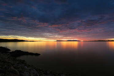 Panoramablick auf Loch Ailort mit der Insel Rum und Eigg bei Sonnenuntergang, Schottland - SMAF02259
