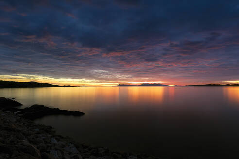 Panoramablick auf Loch Ailort mit der Insel Rum und Eigg bei Sonnenuntergang, Schottland - SMAF02259