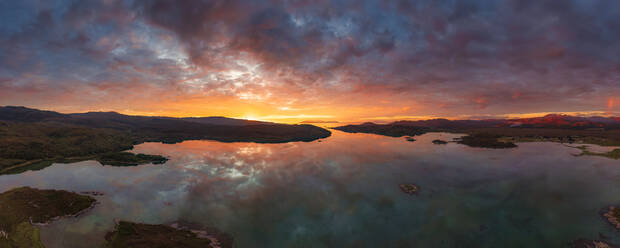 Luftaufnahme der Kentra Bay mit der Cullin-Bergkette bei Sonnenuntergang, Schottland - SMAF02260