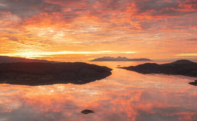 Blick auf die Kendra Bay bei Sonnenuntergang, Schottland - SMAF02263