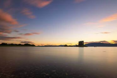 Aussicht auf Castle Stalker am Loch Linnhe bei Sonnenuntergang, Schottland - SMAF02264