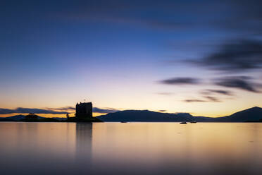 Castle Stalker am Loch Linnhe bei Sonnenuntergang, Schottland - SMAF02265