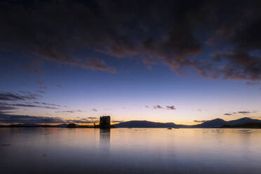 Aussicht auf Castle Stalker am Loch Linnhe bei Sonnenuntergang, Schottland - SMAF02266