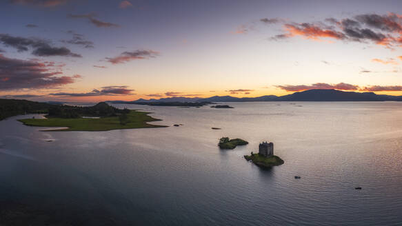 Luftaufnahme von Castle Stalker am Loch Linnhe bei Sonnenuntergang, Schottland - SMAF02267