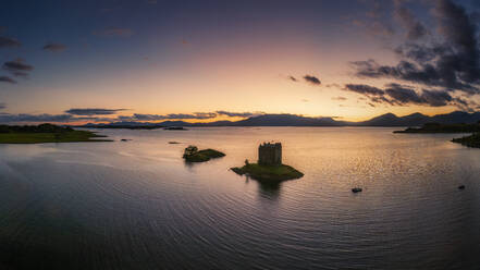 Luftaufnahme von Castle Stalker auf der Insel Loch Linnhe bei Sonnenuntergang, Schottland - SMAF02268