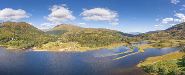 Luftaufnahme des Glenfinnan-Viadukts, Schottland - SMAF02277