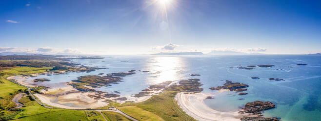 Luftaufnahme von Traigh Strände mit Isles of Eigg und Rum an einem sonnigen Tag, Schottland - SMAF02285