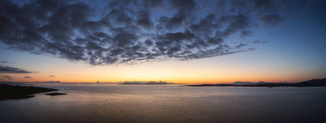 Luftaufnahme von Loch Ailort und Cullins Mountain bei Sonnenuntergang, Schottland - SMAF02290