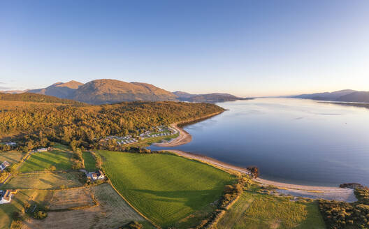 Luftaufnahme von Loch Linnhe und Wohnmobilstellplatz, Schottland - SMAF02297