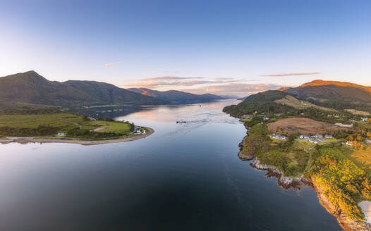 Luftaufnahme von Loch Lonnhe und Corran Ferry, Schottland - SMAF02298