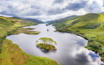 Luftaufnahme eines Sees mit Bäumen unter bewölktem Himmel, Loch Eilt, Schottland - SMAF02299