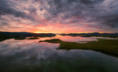 Landschaftlicher Blick auf Loch Ailort bei Sonnenuntergang, Schottland - SMAF02308